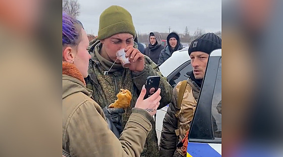 Ruský voják se vzdal Ukrajincm. Ti mu dali aj a spojili ho s rodinou