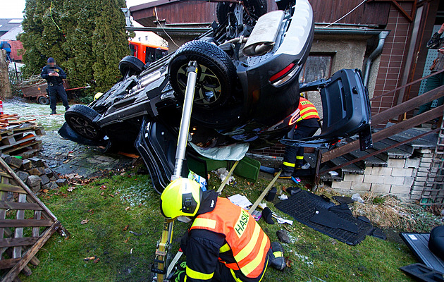 V Ostravě řidička s autem skončila na zápraží rodinného domu