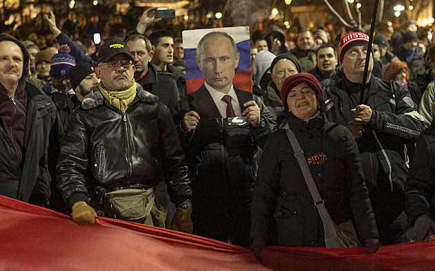 Asi 2000 Srbů pochodovalo v Bělehradě na podporu Ruska. Putin je nejsilnější státník, zaznělo