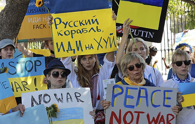 Aspoň nějak protestovat. Ruští odpůrci války vyvěšují plakáty i vzkazy v domě