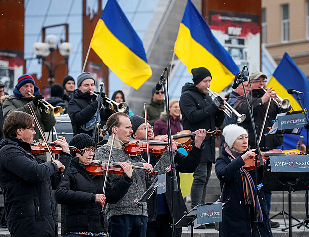 „Zhynou nepřátelé naši.“ Kyjevský Majdan rozezněla hymna Ukrajiny i EU