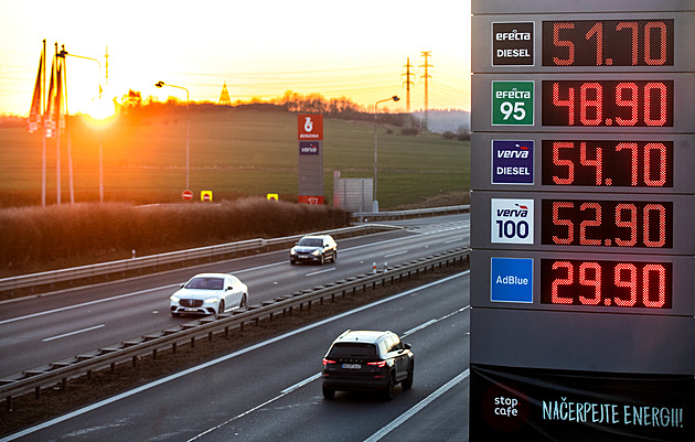 Vláda schválila snížení spotřební daně na naftu a benzín, o 1,50 Kč na litr