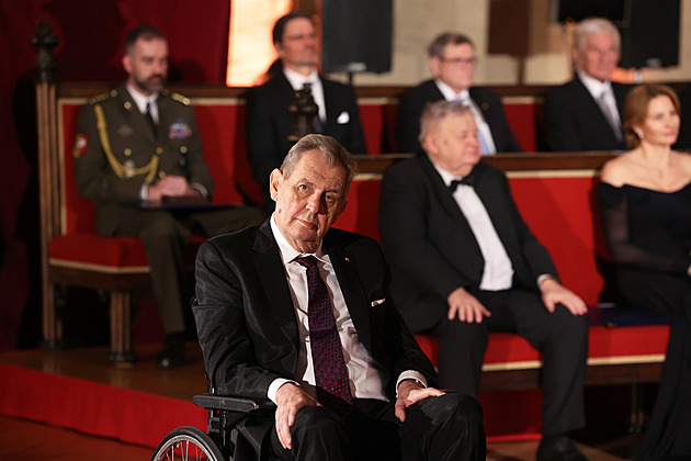 Zemanův poslední projev před vyznamenáními, chybí parlamentní špičky