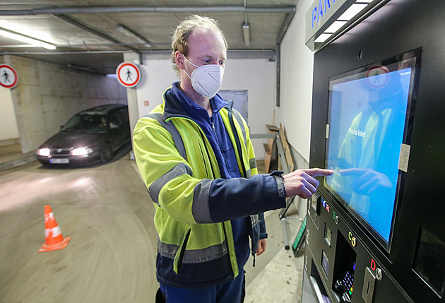 Technik seizuje nový systém pro odbavení klient parkovacího domu Rychtáka v...