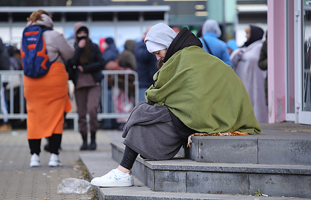 Žhář zapálil Ukrajincům auta. Agresivita vůči uprchlíkům v Česku stoupá