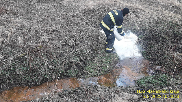 Šetřílek zamořil rybník naftou, likvidace havárie ho stála 1,5 milionu