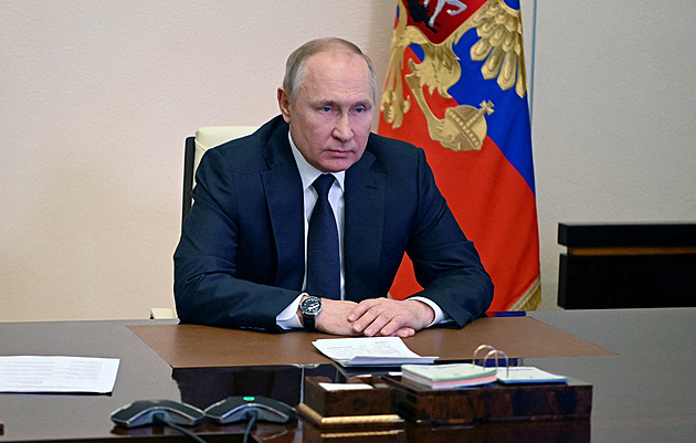 Západní sankce jsou podobné vyhlášení války, řekl Putin. Jednáním o míru nepomáhají vzteklé řeči Zelenského