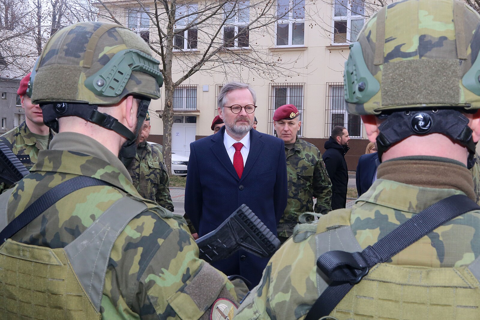 Premiér navštívil parašutisty, ujistil o navýšení rozpočtu na obranu -  iDNES.cz