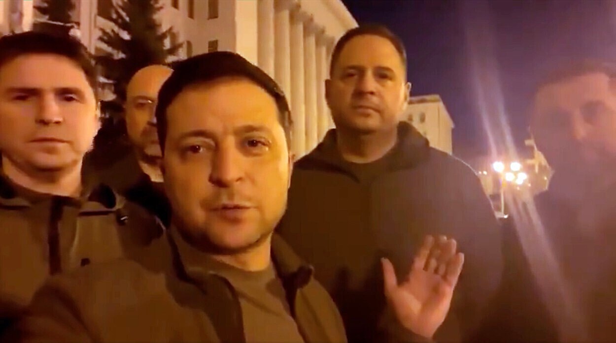 Ukrajinský prezident Volodymyr Zelenskyj s týmem spolupracovník�. (25. února...
