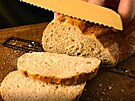 Chléb nebo bagetu s vypeenou krkou nejlépe uíznete zoubkovaným noem.