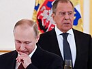Ruský prezident Vladimir Putin (vlevo) a ministr zahranií Sergej Lavrov na...