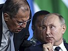 Ruský prezident Vladimir Putin (vpravo) a ministr zahranií Sergej Lavrov na...