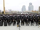 eentí bojovníci se shromádili na námstí v Grozném. (25. února 2022)