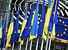 Vlajky Ukrajiny a Evropské unie ped budovou Evropského parlamentu v Bruselu...