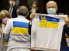 Stojíme za Ukrajinou. lenové Evropského parlamentu oblékli trika, aby...