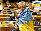 len Evropského parlamentu symbolicky zahalený do ukrajinské vlajky na...