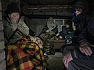 Lidé se schovávají ve sklep domku nacházejícího se poblí Kyjeva. (2. bezna...