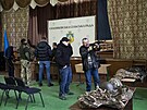 Dobrovolníci a civilisté si pebírají v Kyjev zbran. (7. bezna 2022)