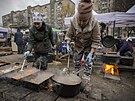 Dobrovolníci vaí jídlo na ulici v Kyjev. (7. bezna 2022)