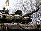 Tank ukrajinské armády míí do dalího boje. (8. bezna 2022)