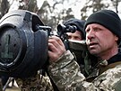 Písluníci ukrajinských sil územní obrany v Kyjev na cviení. (9. bezna 2022)