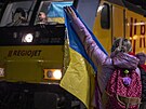 Z praského hlavního nádraí odjel humanitární vlak se sedmi nákladními vagóny....