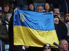 Prapory na podporu Ukrajiny se bhem víkendu objevují na vech stadionech...