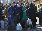 Uprchlíci z Ukrajiny ekají v registraním humanitárním stedisku ve Vyních...