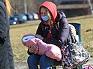 Uprchl�ci z Ukrajiny �ekaj� v registra�n�m humanit�rn�m st�edisku ve Vy�n�ch...