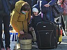 Uprchlíci z Ukrajiny ekají v registraním humanitárním stedisku ve Vyních...
