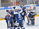 Hokejisté Komety Brno se radují z gólu proti Kladnu.