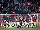 Fanouci Slavie zvedají ruce nad hlavu, domácí tým práv vstelil gól v derby...