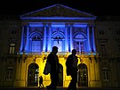Lisabonská radnice nasvícená v barvách ukrajinské státní vlajky (28. února 2022)