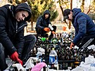 Obyvatelé ytomyru na Ukrajin pipravují Molotovovy koktejly na obranu msta....
