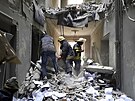 Pracovníci záchranné sluby kontrolují pokození uvnit budovy radnice v...