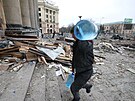 Mu pináí barel vody do budovy radnice v Charkov. (1. bezna 2022)