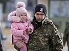 Polský pohraniník nese dít ukrajinských uprchlík, kteí pecházejí do...