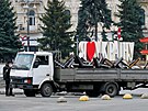 Auto naloené protitankovými pekákami na námstí Nezávislosti v centru Kyjeva...