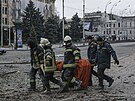 Ukrajintí záchranái odnáí ob ruského ostelování Charkova. (1. bezna 2022)