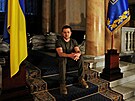 Ukrajinský prezident Volodymyr Zelenskyj pózuje fotografům během rozhovoru s...