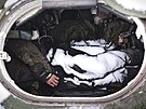 Mrtvá tla voják ve mst Bua v Kyjevské oblasti (1. bezna 2022)