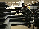 Regály s potravinami v supermarketu v ukrajinském mst Mykolajiv jsou u tém...