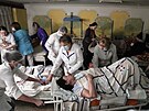 Zdravotníci Mariupolské porodnice pesouvají pacientky do sklepa, aby je...