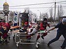 Záchranái peváí zranného mue do sklepa Mariupolské porodnice, který slouí...