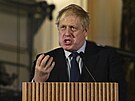 Britský premiér Boris Johnson hovoí na spolené tiskové konferenci s...