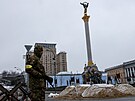 Voják drí strá na kyjevském námstí Nezávislosti. (2. bezna 2022)