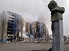 Busta ukrajinského básníka Tarase evenka ped zdevastovanými domy ve mst...
