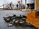 Tla mrtvých ruských voják leí na silnici ve mst Irpi nedaleko Kyjeva. (1....
