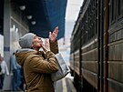 Louící se mu u vlaku na trase Kyjev-Lvov. (6. bezna 2022)