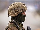 Ukrajinský voják drí strá v kyjevském checkpointu. (7. bezna 2022)